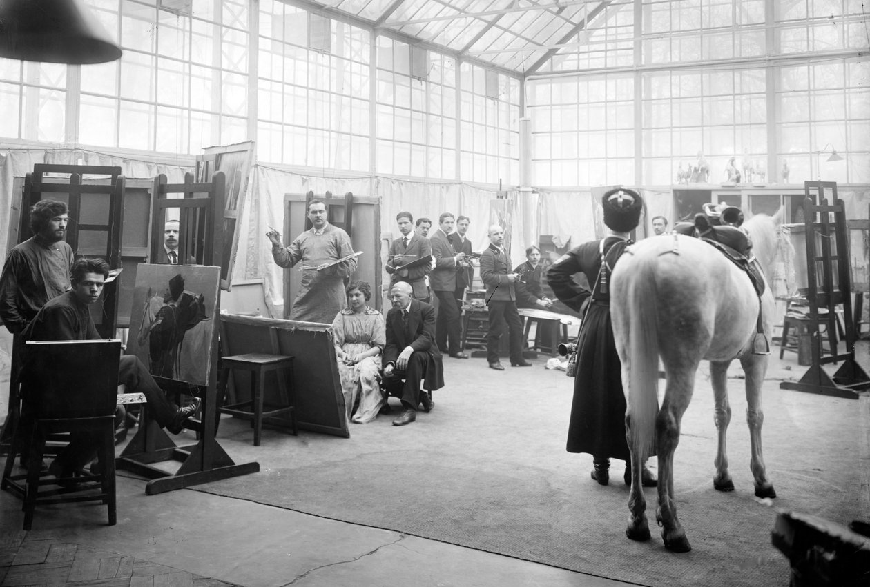 Um cossaco e seu cavalo pose para estudantes de arte na classe do professor Semionovich-Samokish, especialista em temas militares, Academia de artes, São Petersburgo de Russian Photographer