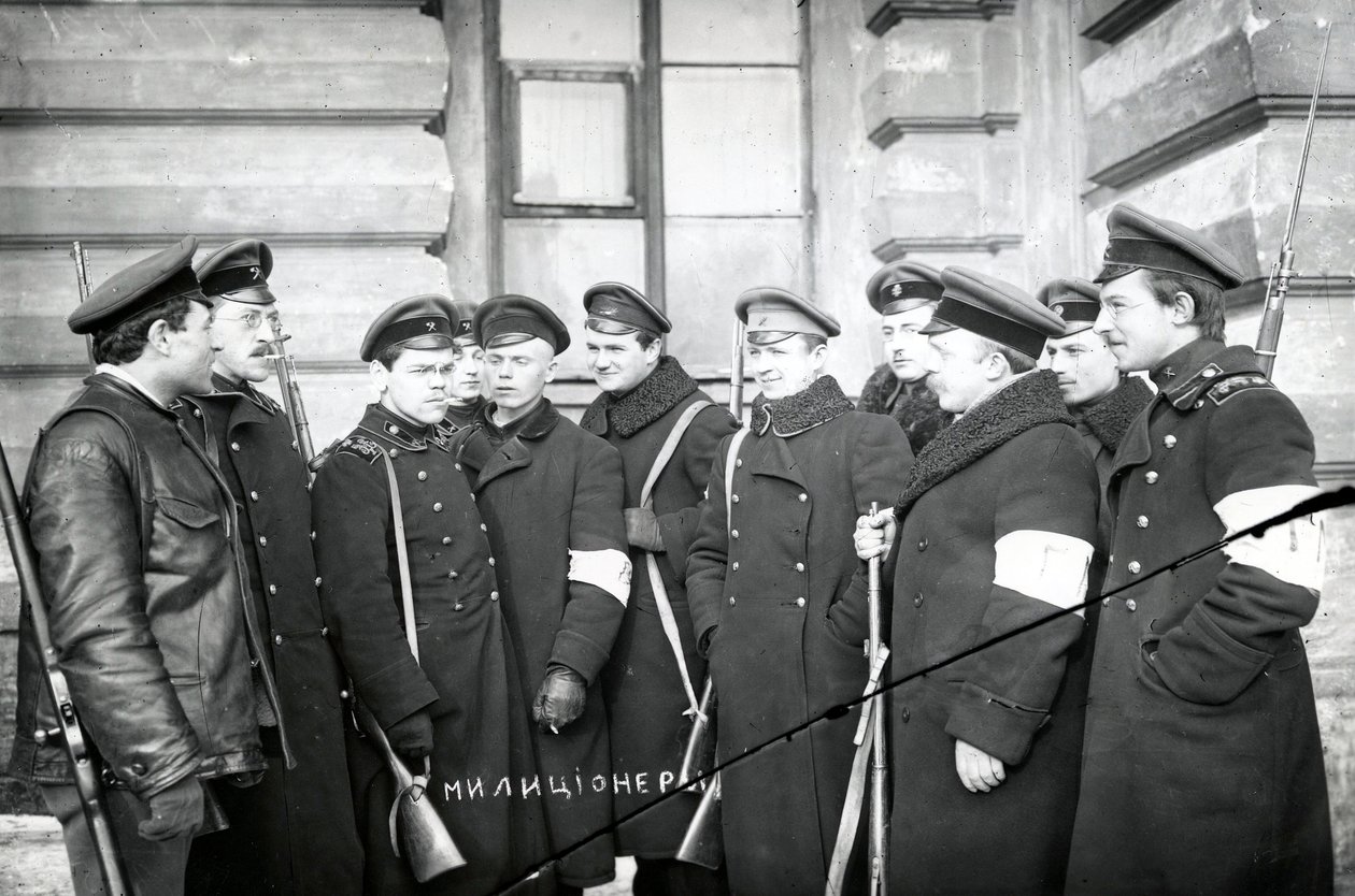 Um grupo de estudantes que atuam como milicianos, São Petersburgo, 1917 de Russian Photographer