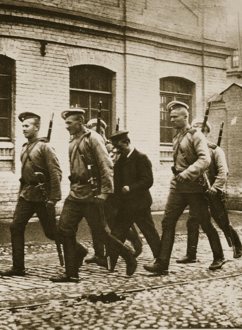 Uma patrulha caçando suspeitos após a revolta em Viborg, nos arredores de São Petersburgo (foto sépia) de Russian Photographer
