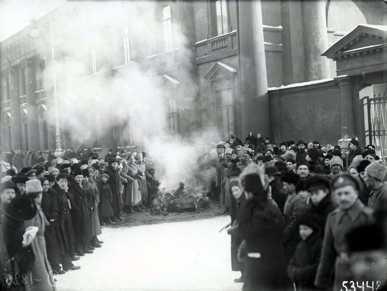 Queima do brasão dos Tsars na Nevsky Prospekt perto do escritório do Imperador, São Petersburgo, 1917 de Russian Photographer