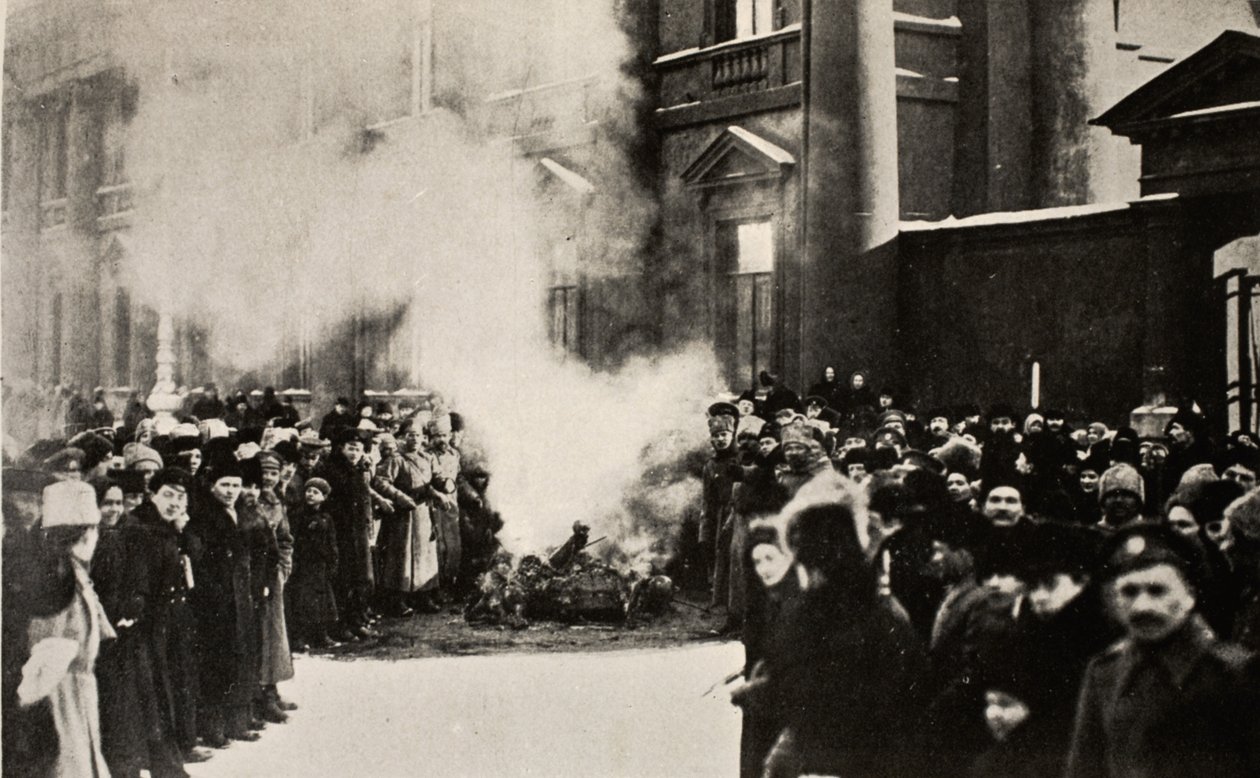 Queimando os emblemas da realeza, 1917 de Russian Photographer