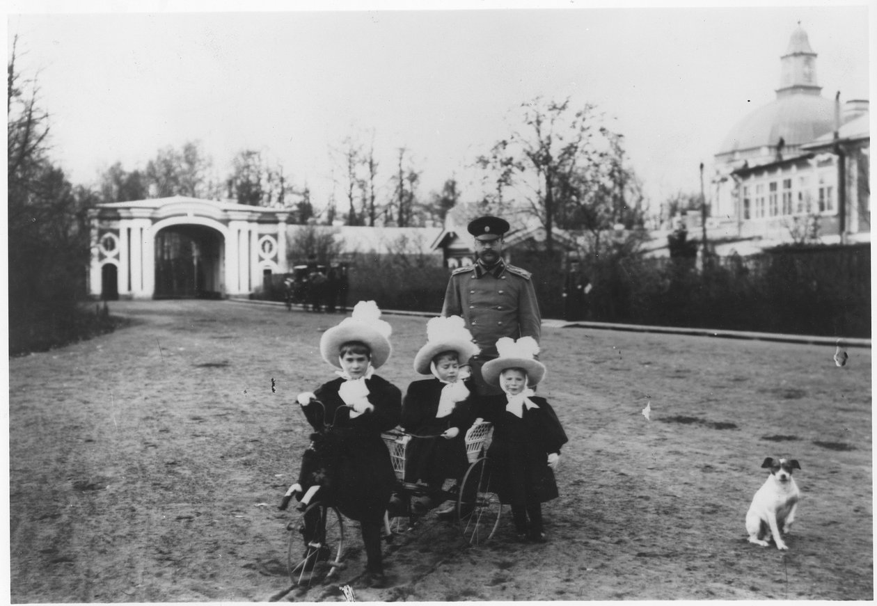 Carl Michael, duque de Mecklenburg-Strelitz com suas 3 sobrinhas, Katya, Menka e Tasha, no Palácio Oranienbaum, perto de São Petersburgo, c.1898 de Russian Photographer