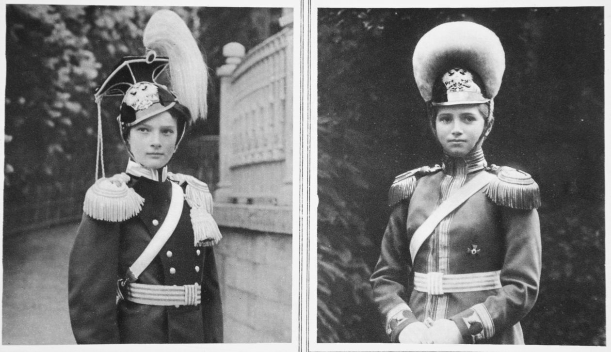 Coronel-chefe dos ulanos russos: a grã-duquesa Tatiana e o coronel-chefe dos granadeiros russos: a grã-duquesa Marie, do The Illustrated War News (foto sépia) de Russian Photographer