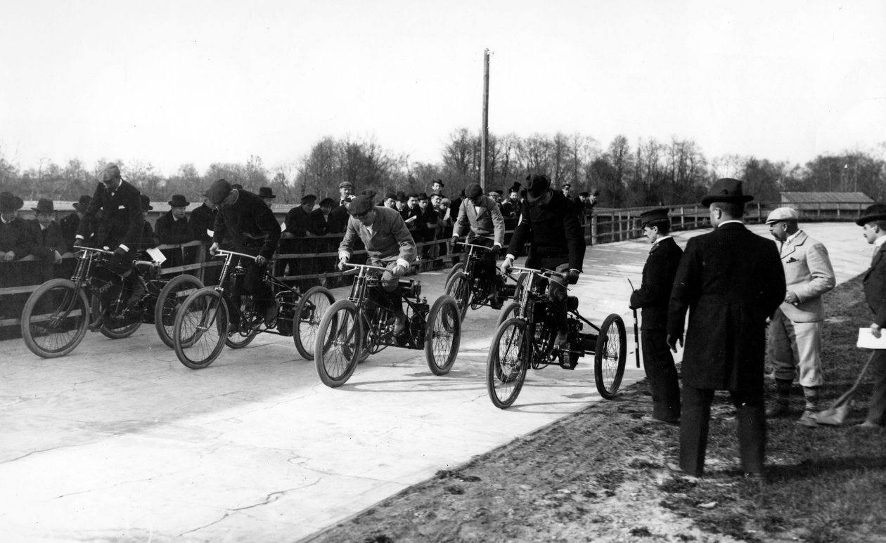 Concorrentes em uma corrida de triciclo motorizado em São Petersburgo, c.1899 de Russian Photographer