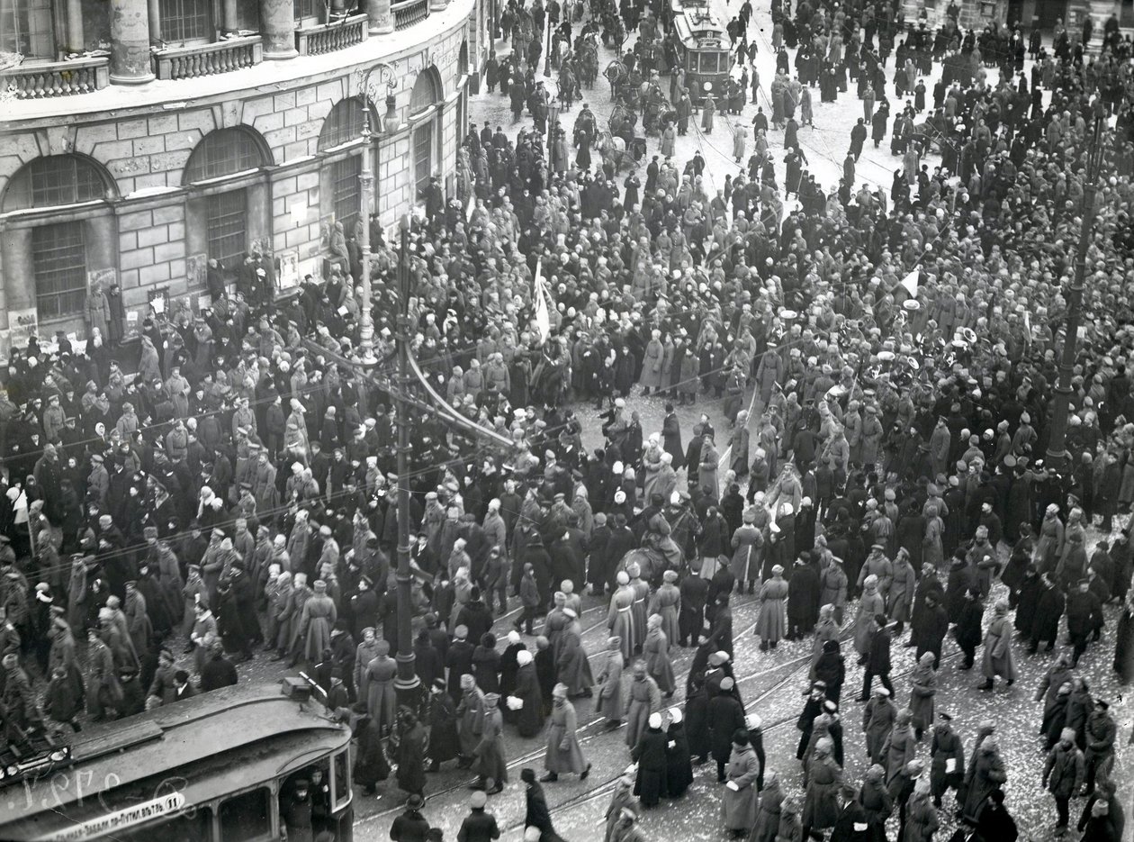 Demonstração na Biblioteca Pública em Nevskiy Prospekt, São Petersburgo, 20 a 21 de abril de 1917 de Russian Photographer
