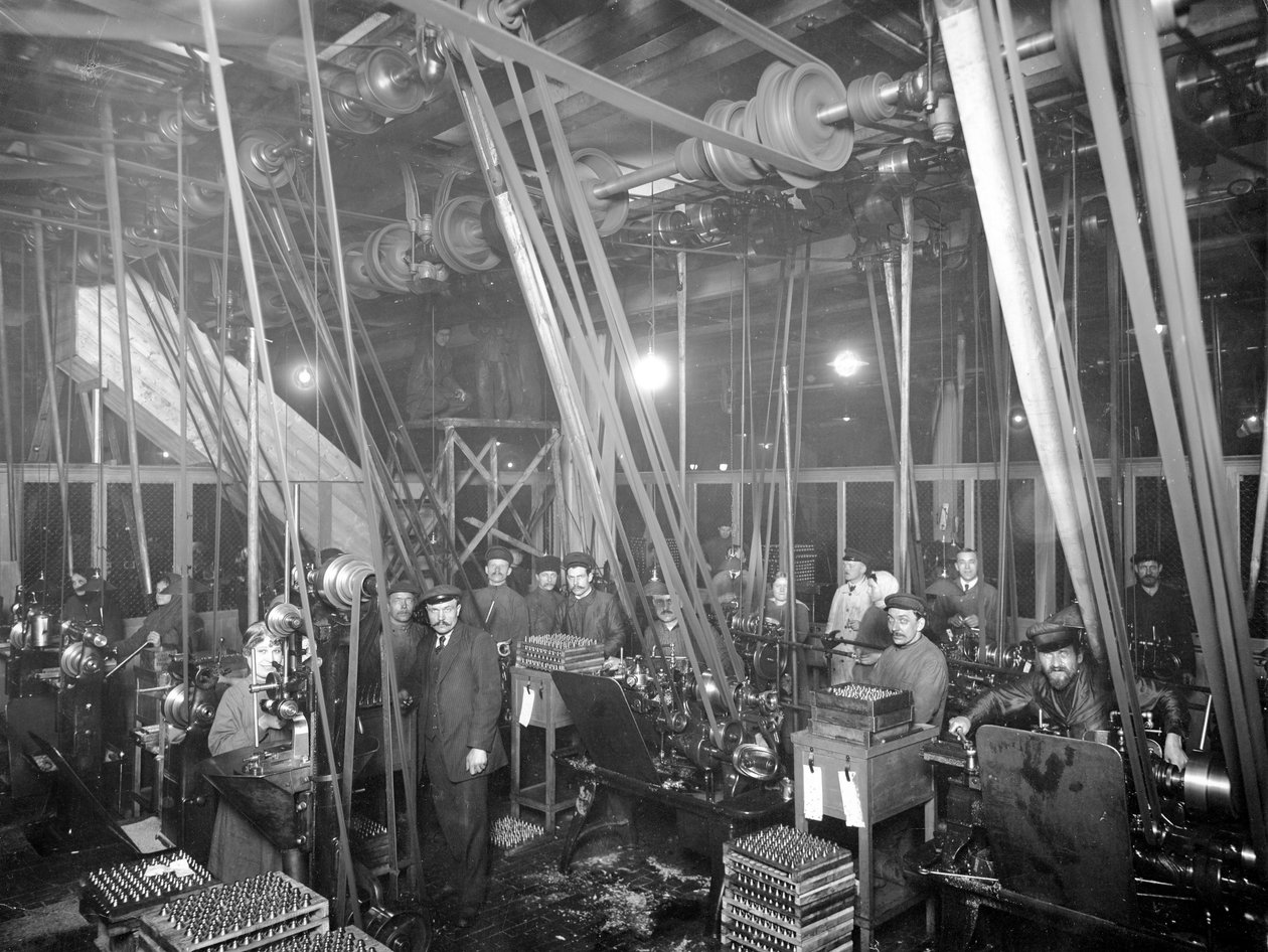 Trabalhadores de fábrica em St Petrsburg, c.1916 de Russian Photographer
