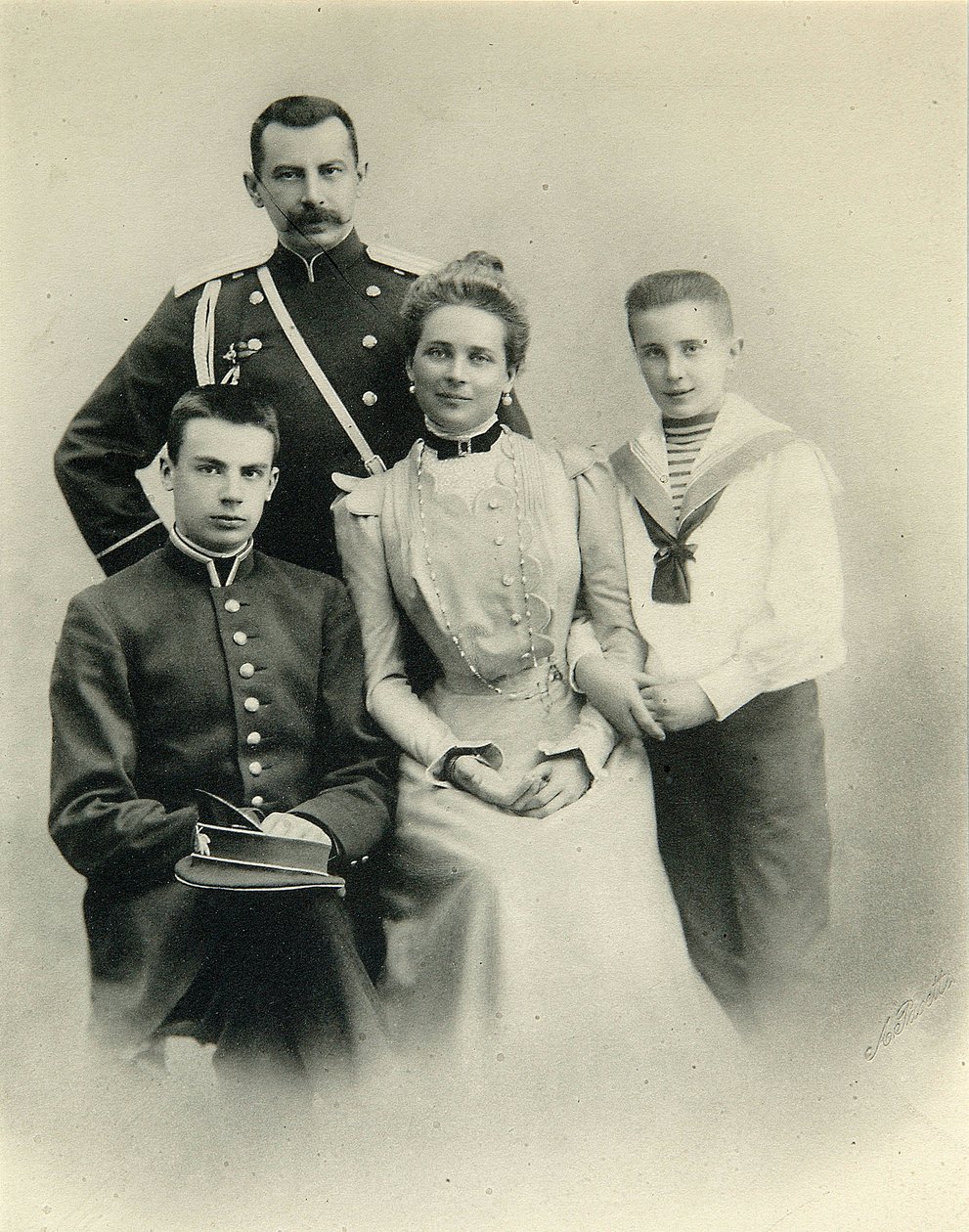 Retrato de família da princesa Zenaida Yusupova, conde Felix Sumarokov-Elston e filhos Nikolai e Felix, do ateliê de A. Pasetti de Russian Photographer
