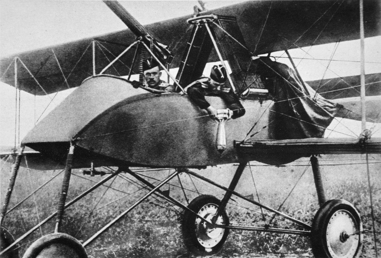 Apertando uma bomba antes de começar, os pilotos de nosso aliado na Frente Oriental, de The Illustrated War News, 1916 de Russian Photographer