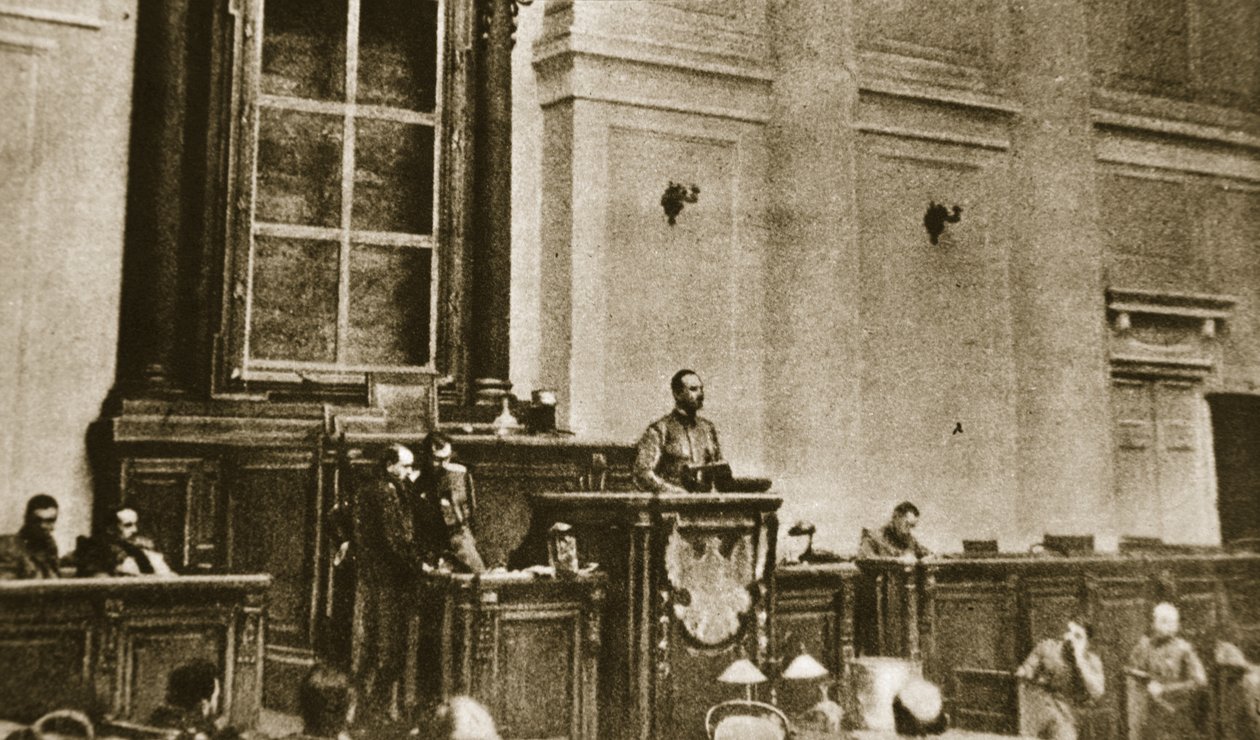 Primeira sessão da Duma soviética, 1917 (foto sépia) de Russian Photographer