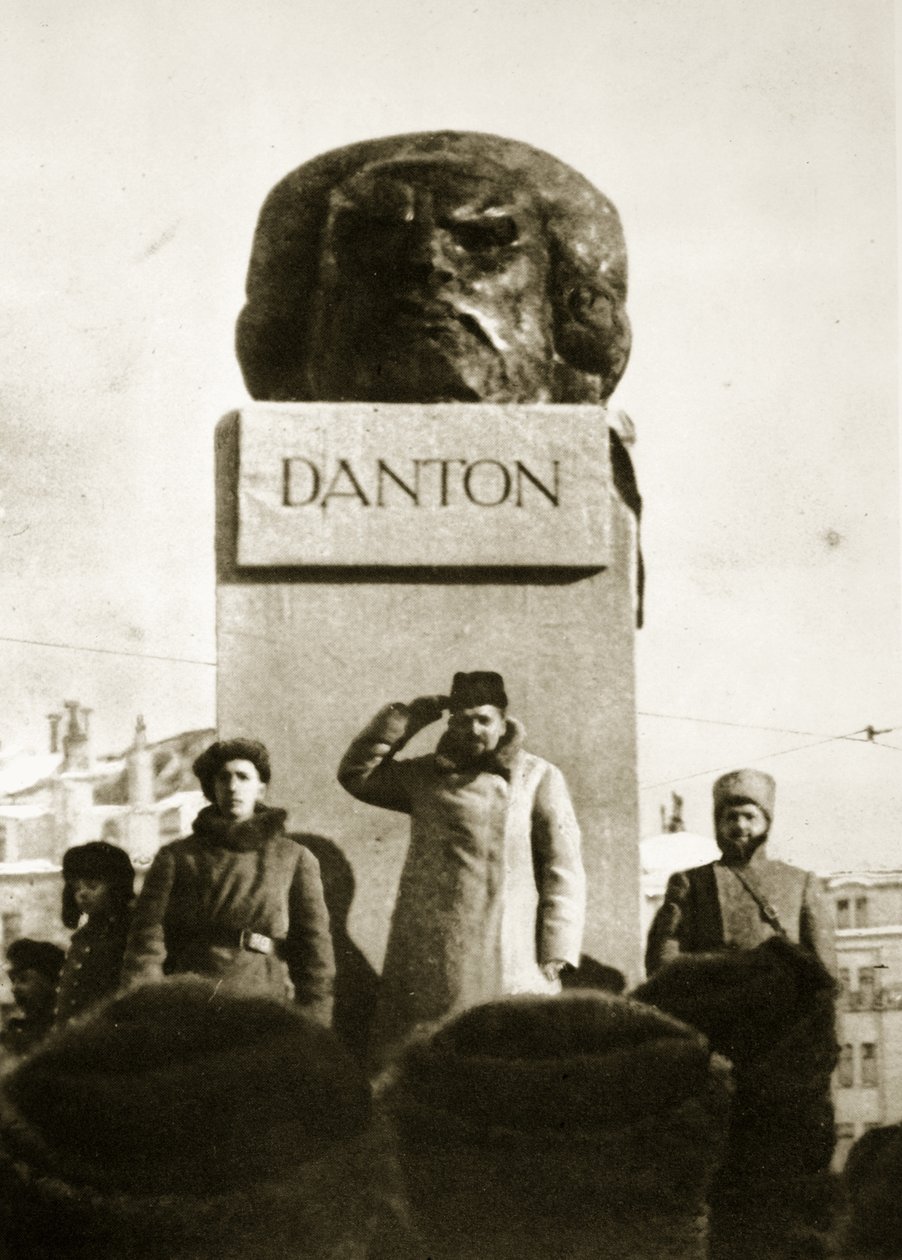 Lenin desvelando o monumento Danton, Moscou, 1919 (foto sépia) de Russian Photographer