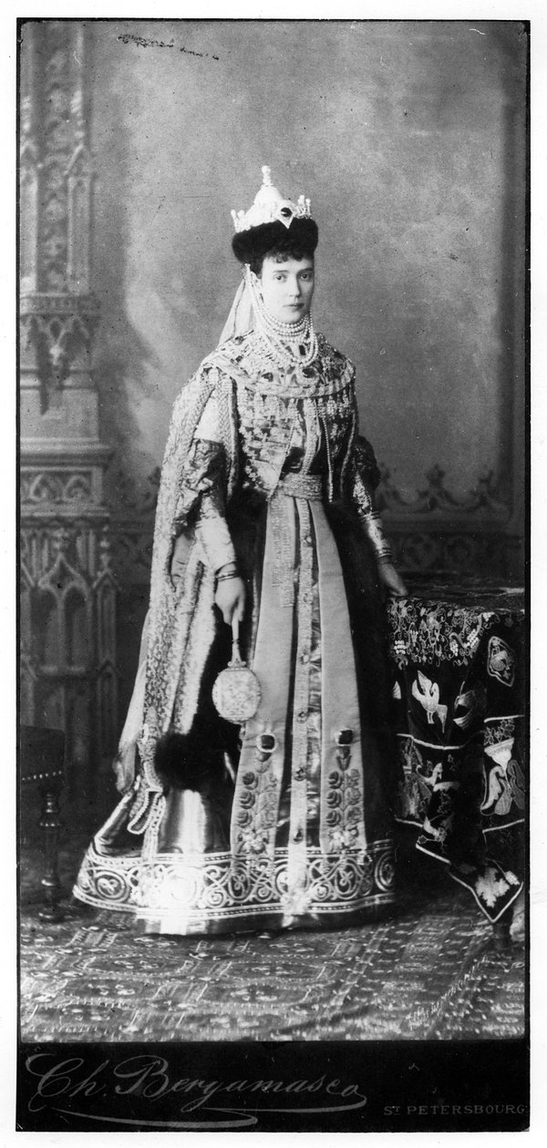 Maria Feodorovna vestindo o tradicional vestido russo, c.1860s de Russian Photographer