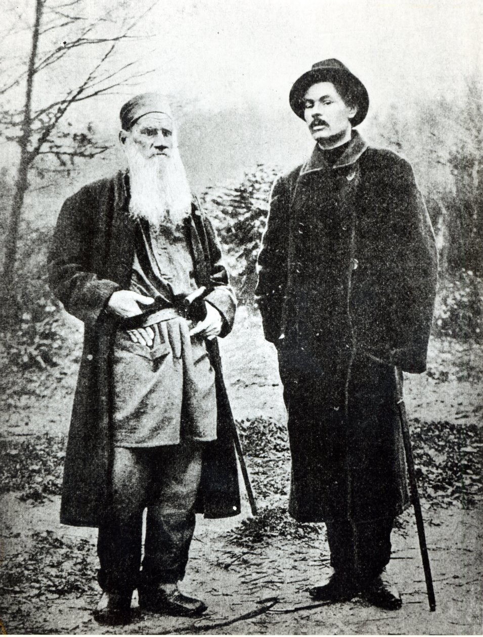Maxim Gorky (Aleksei Maksimovich Peshkov) visitando Lev Tolstoy em Yasnaya Polyana em 1900 de Russian Photographer