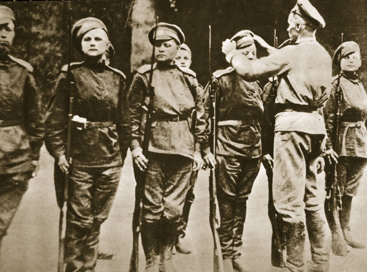 Membros do 1º Batalhão da Morte das Mulheres Russas, 1917 (foto sépia) de Russian Photographer