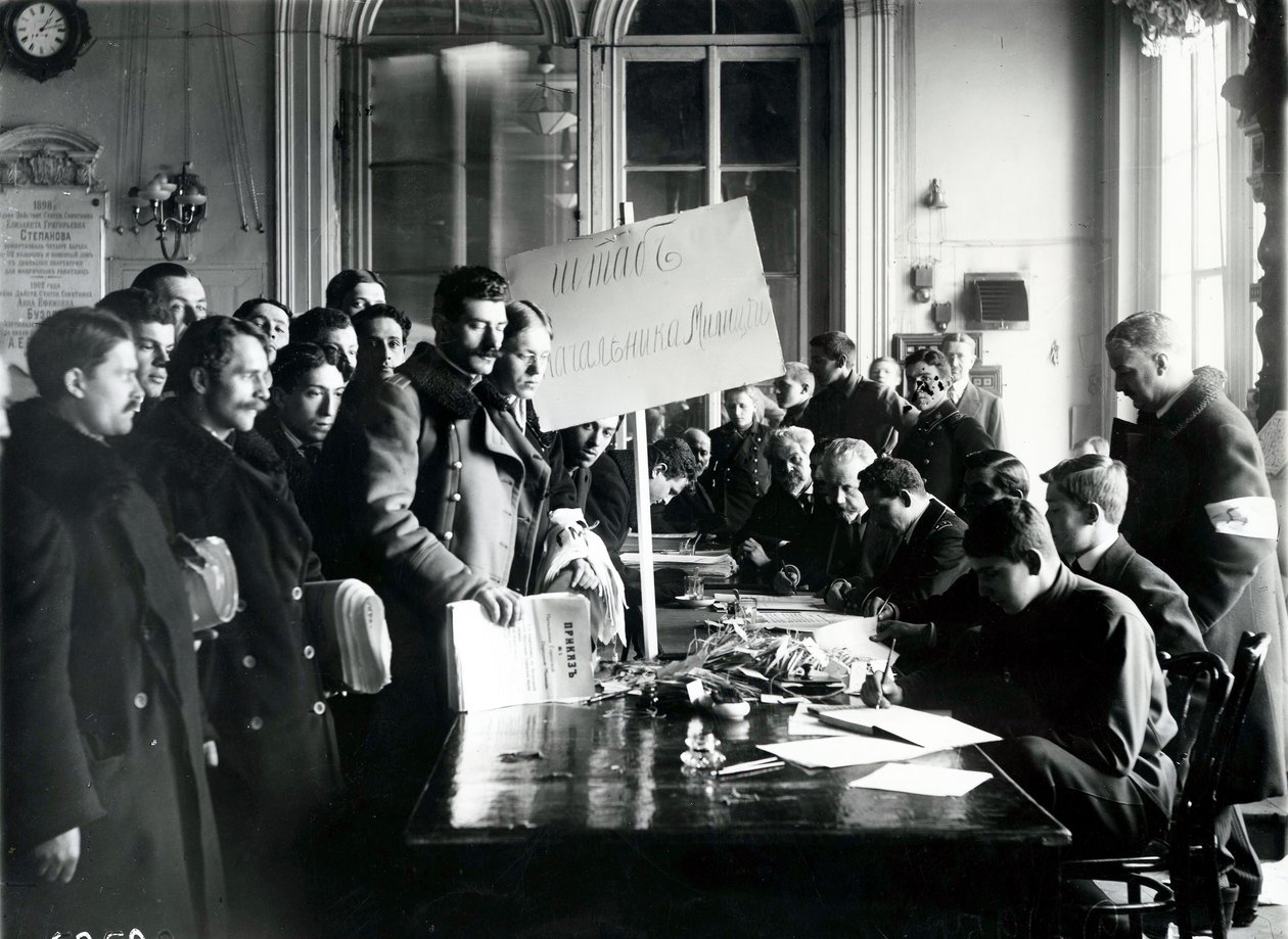 Inscrição na milícia na Câmara Municipal, São Petersburgo, março de 1917 de Russian Photographer