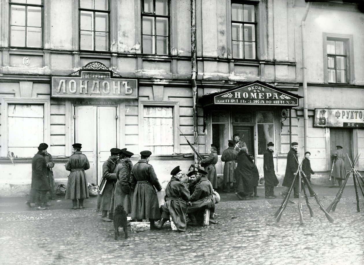 Milicianos em uma rua de São Petersburgo, 17 de outubro de 1905 de Russian Photographer
