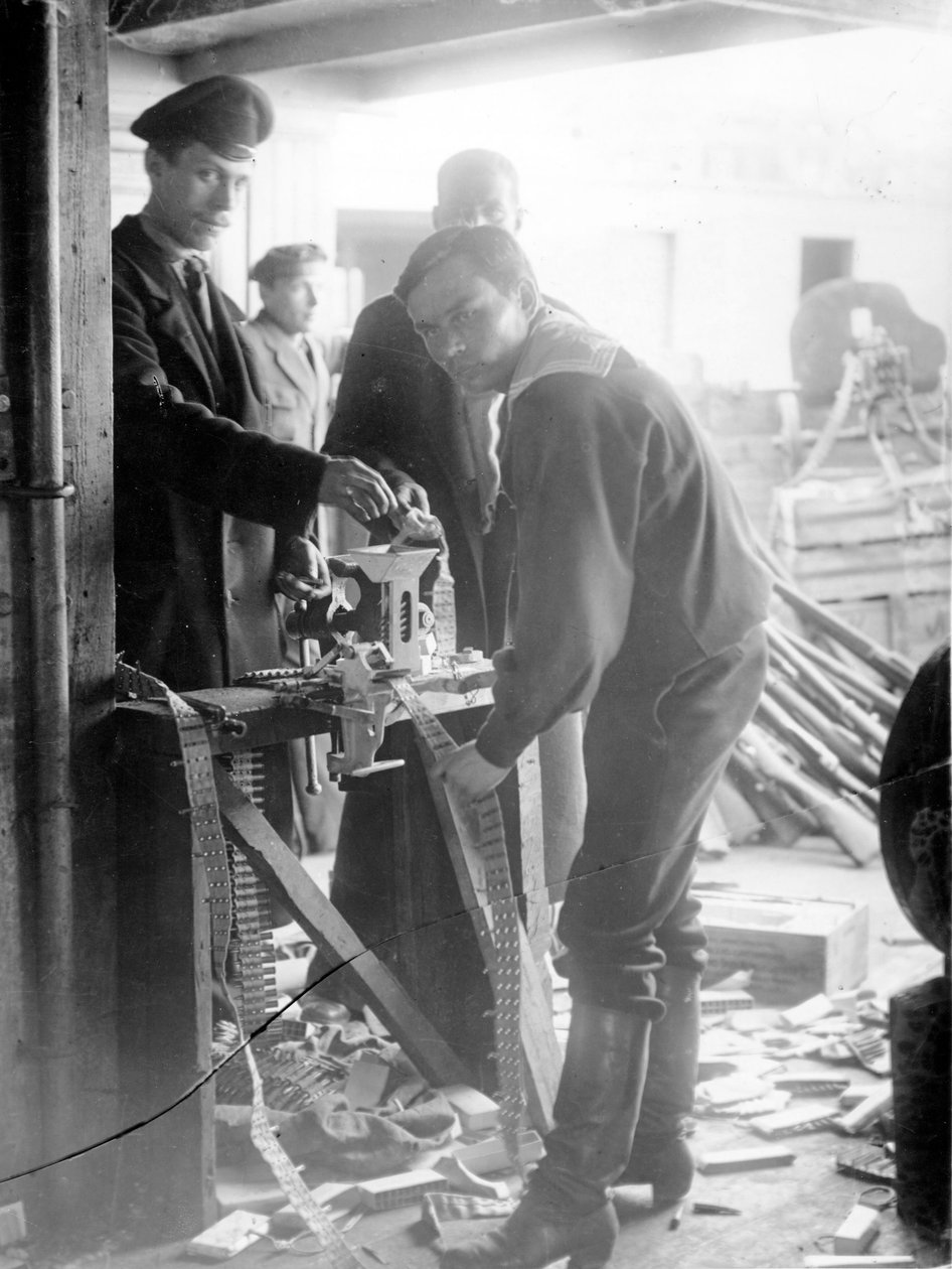 Fábrica de munições, São Petersburgo, 1917 de Russian Photographer