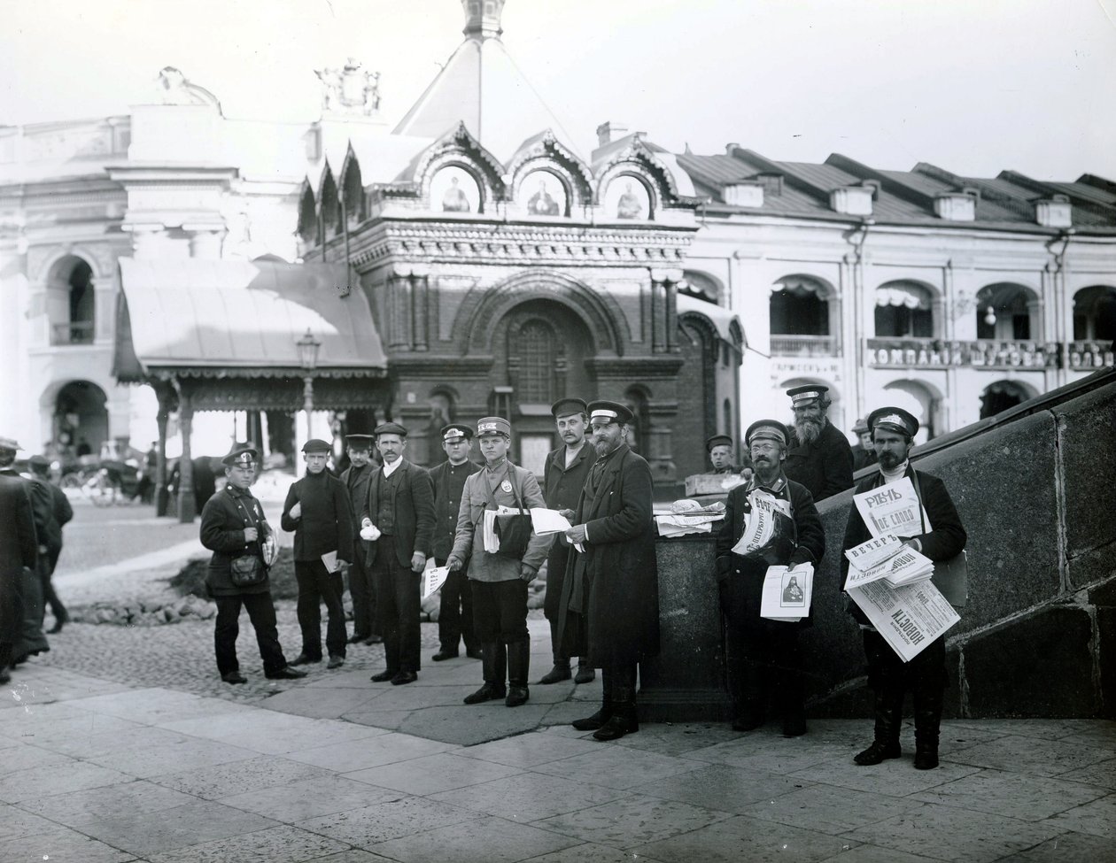 Vendedores de jornais em São Petersburgo, 1913 de Russian Photographer