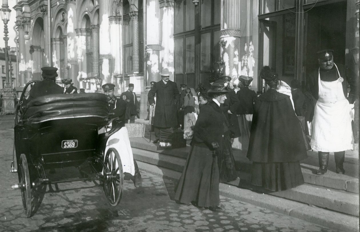Porteiros, e, passageiros, exterior, nicholas, estação de comboios, Nevsky, Prospekt, st petersburg, c.1913 de Russian Photographer