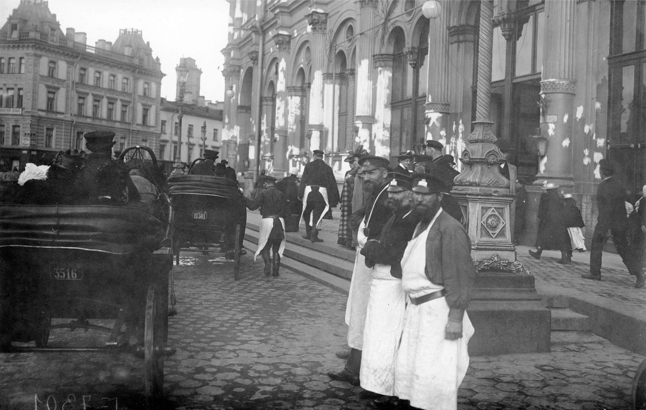 Porteiros, e, passageiros, exterior, nicholas, estação de comboios, nevsky, Prospekt, st petersburg, 1913 de Russian Photographer