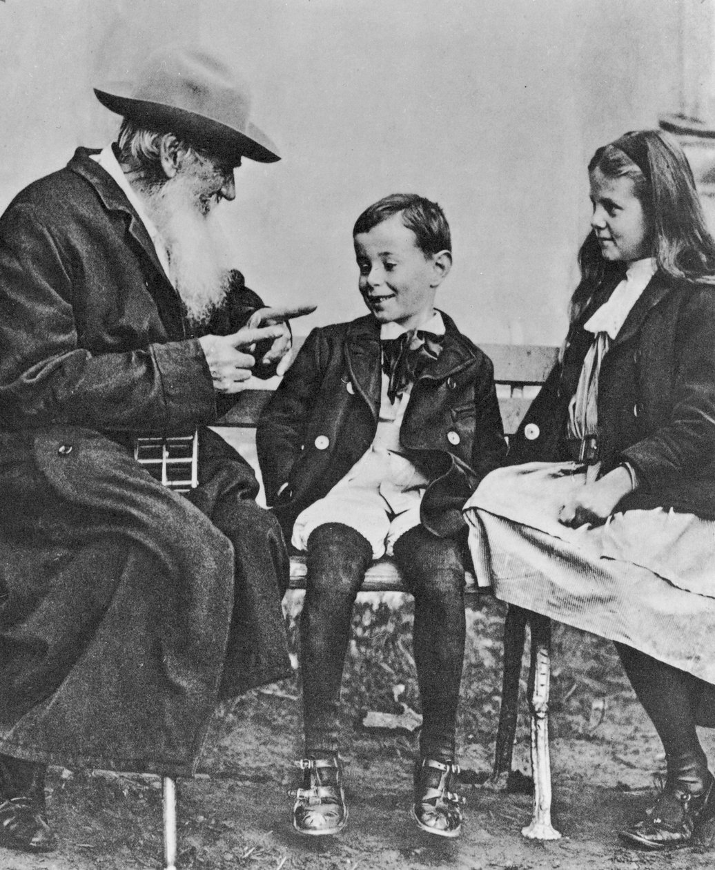 Retrato de Lev Nikolaevich Tolstoy (1828-1910) com seus netos (ver também 105767) de Russian Photographer