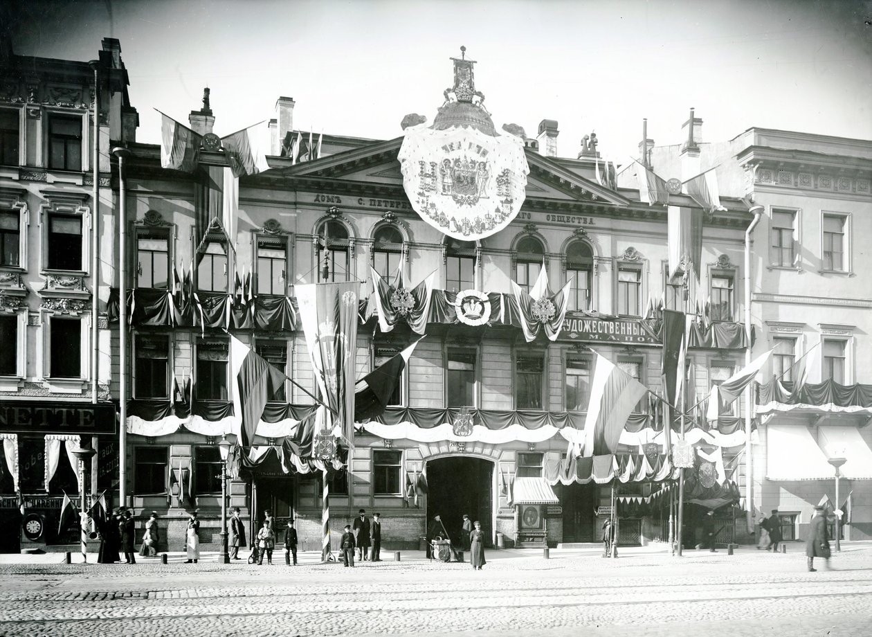 Premissas de uma sociedade de mercadores de São Petersburgo decorada para celebrar a coroação de Nicolau II, 1896 de Russian Photographer