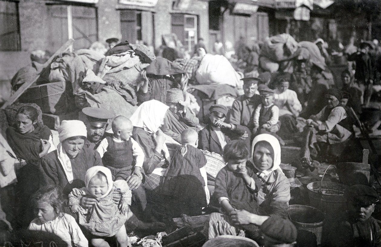 Refugiados em São Petersburgo, 1915 de Russian Photographer