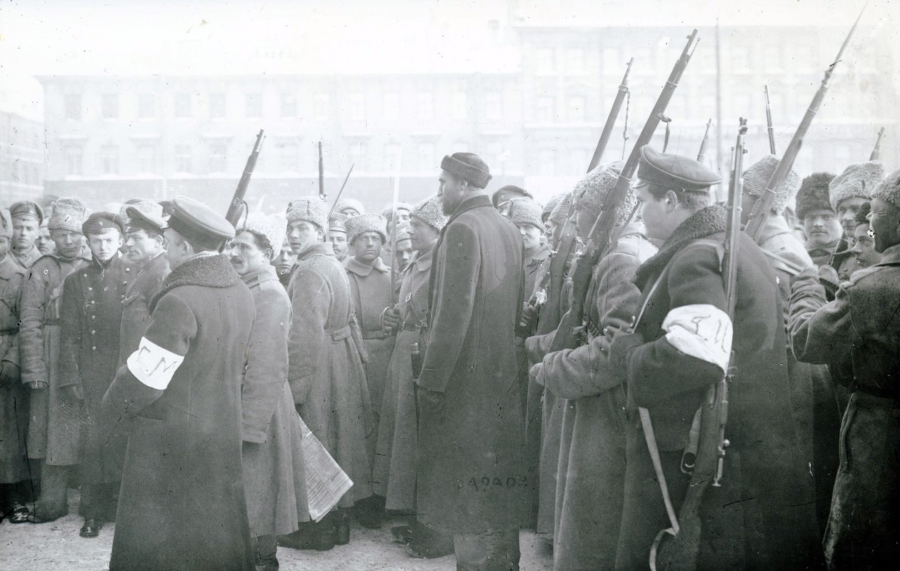 Milícia revolucionária prendendo policiais, fevereiro de 1917 de Russian Photographer