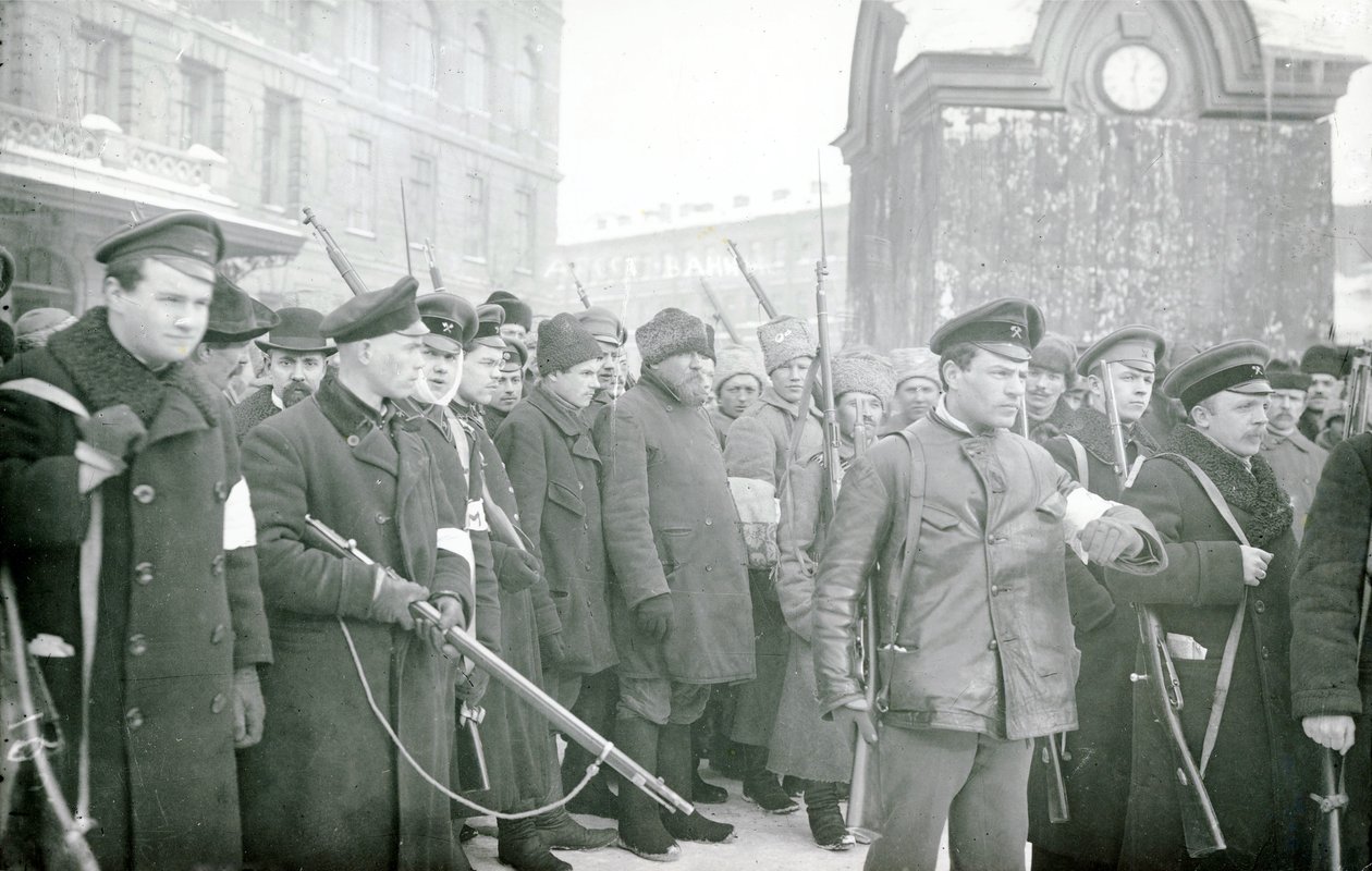 Milícia revolucionária prendendo policiais, fevereiro de 1917 de Russian Photographer