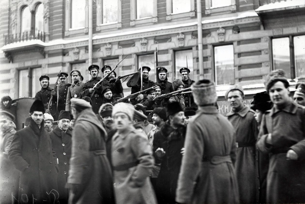 Soldados e marinheiros revolucionários nas ruas de Petrogrado, fevereiro de 1917 de Russian Photographer
