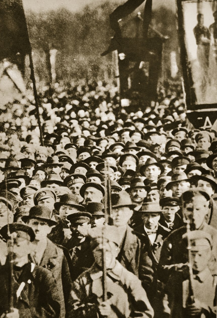 Revolucionários em Petrogrado, 1917 (foto sépia) de Russian Photographer
