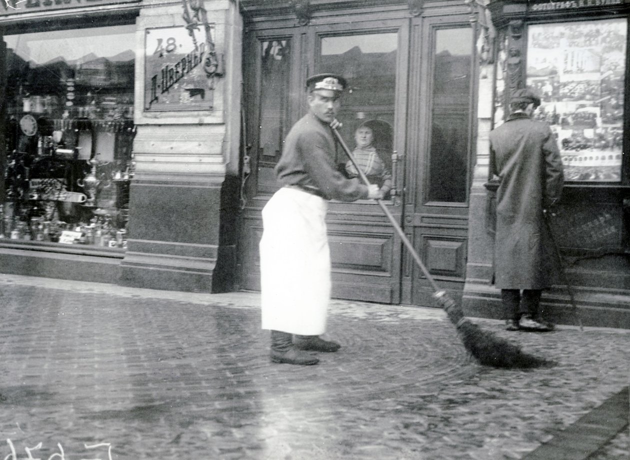 Vassoura de estrada na Nevski Prospekt, São Petersburgo, 1913 de Russian Photographer