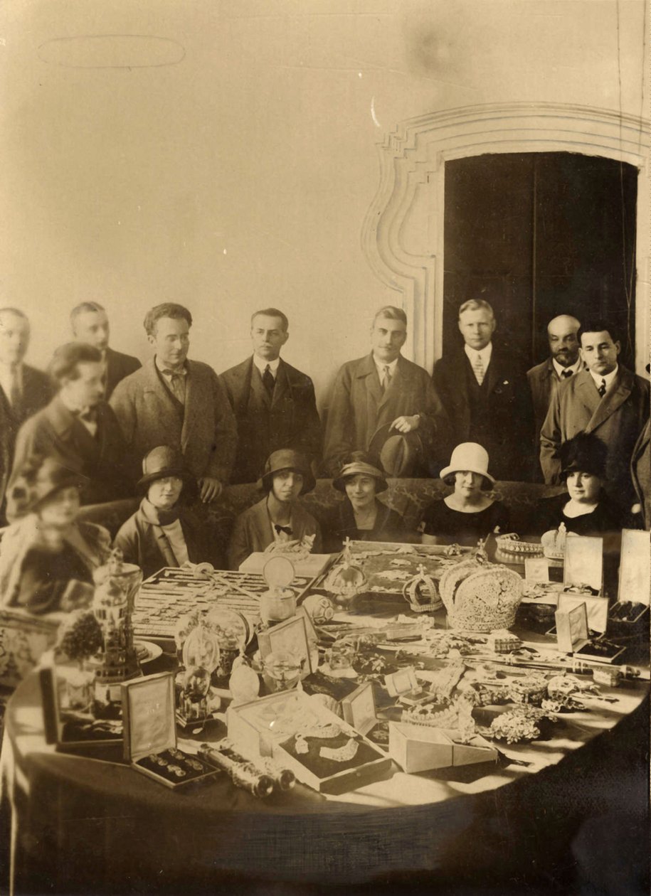 Jóias da Coroa Russa sendo preparada para venda para países estrangeiros, 1925 de Russian Photographer