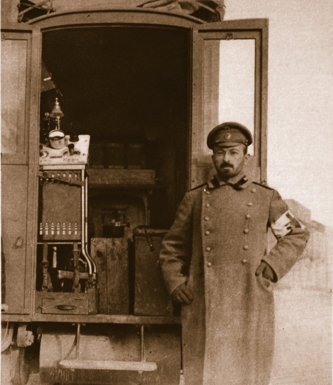 Camionete de raio X de campo russo, da revista The Illustrated War News (foto sépia) de Russian Photographer