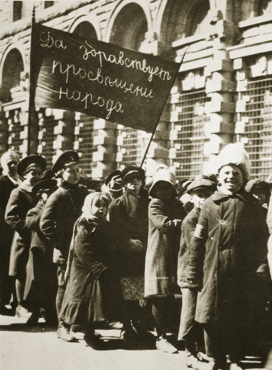 Crianças russas demonstram pela educação e uma vida melhor, fevereiro de 1917 (foto sépia) de Russian Photographer
