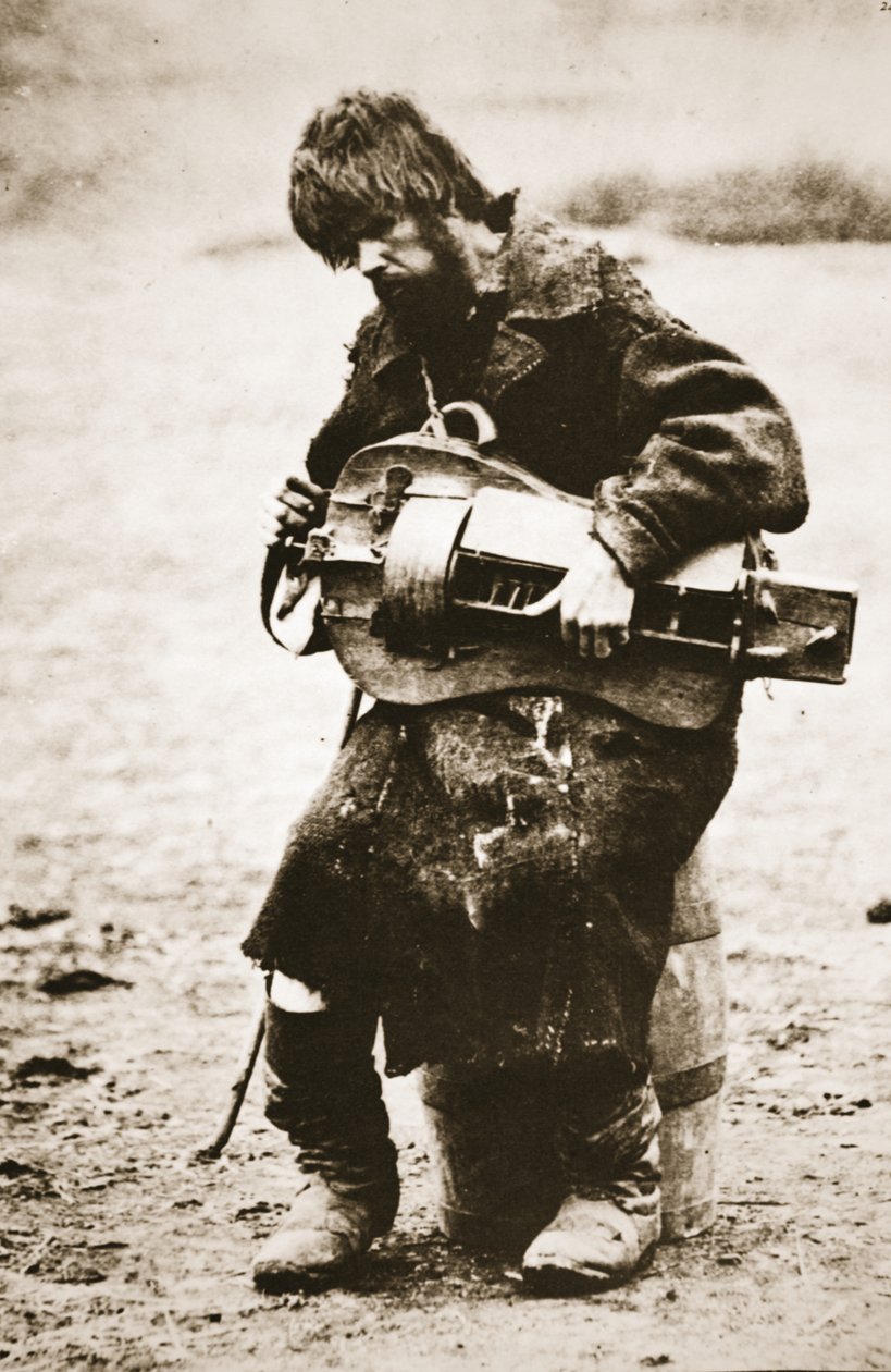 Camponês russo jogando o vilão, c.1880 (foto sépia) de Russian Photographer