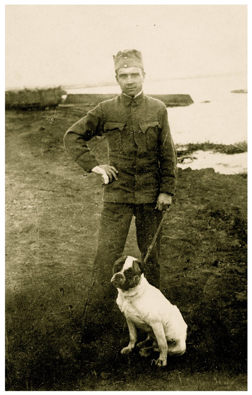 Soldado russo com cachorro, 1914-18 de Russian Photographer