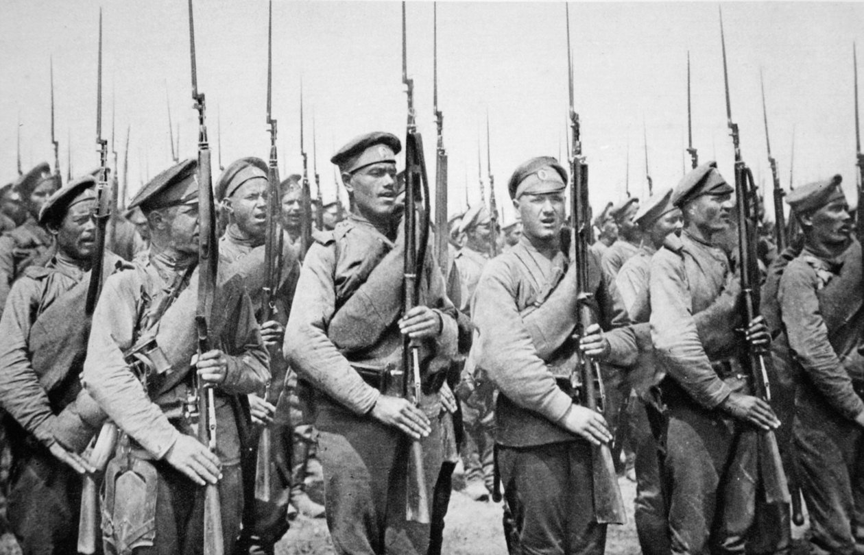 Russos aplaudindo o Rei George: Infantaria de nossos galantes Aliados homenageando este país e seu governante, de The Illustrated War News de Russian Photographer