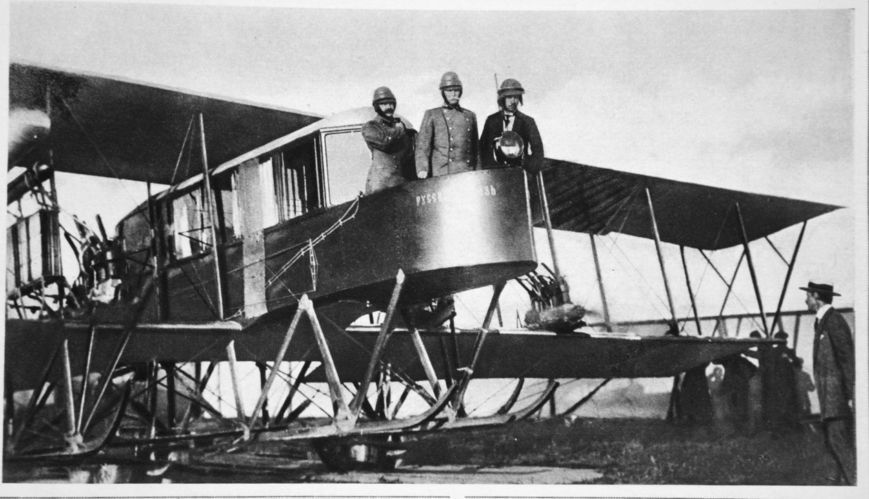 Russias 3 e um avião de 12 toneladas para oito! Um gigantesco biplano Sikorsky, um dos quais bombardeou os alemães na Prússia Oriental, do The Illustrated War News de Russian Photographer