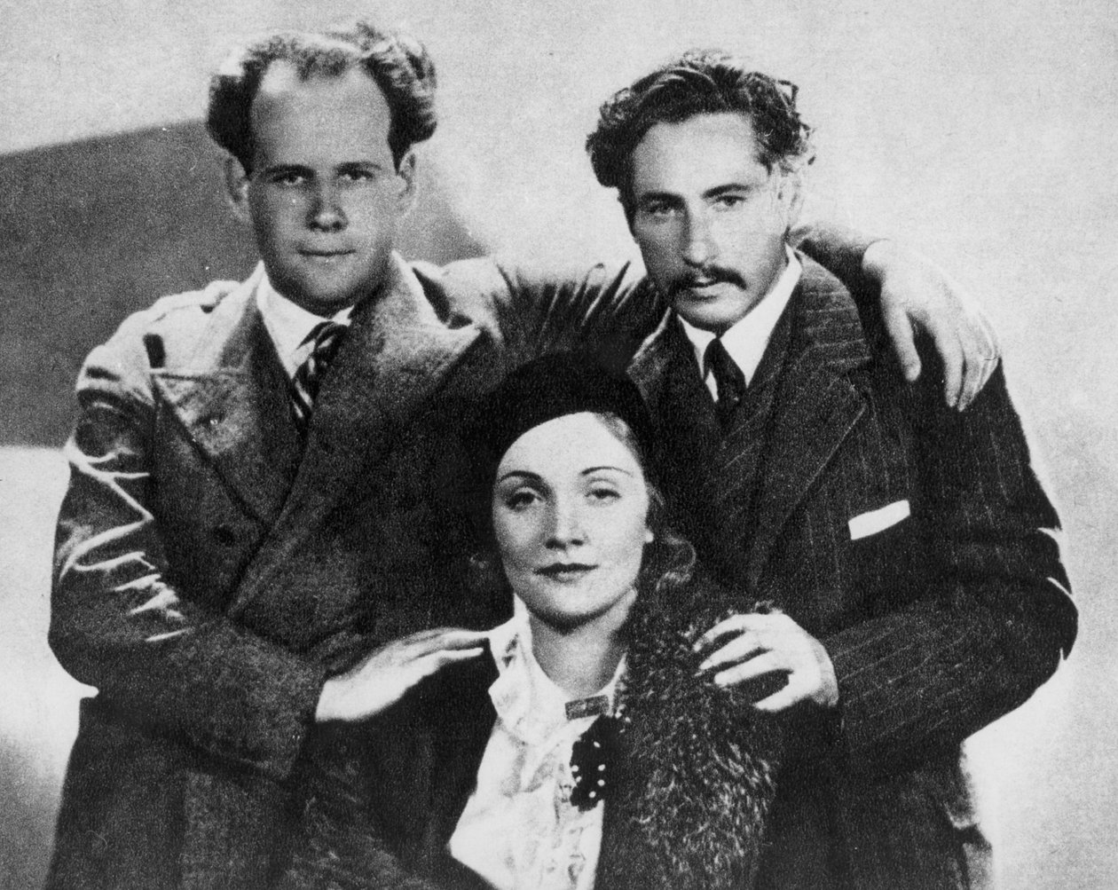 Sergei Eisenstein (1898-1948) com Marlene Dietrich (1901-92) e Joseph Sternberg (1894-1969) em 1930, de Serge Eisenstein, Reflexions dun Cineaste, publicado em Moscou, 1958 de Russian Photographer