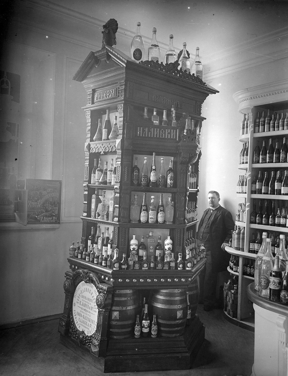 Loja de vinho e licores, c.1893 de Russian Photographer