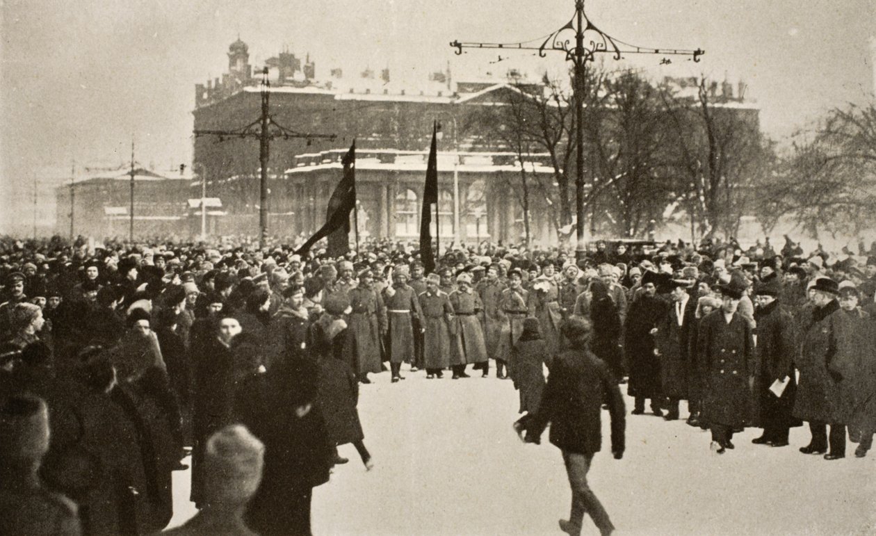 Soldados com bandeiras vermelhas liderando uma imensa multidão na Nevsky Prospect, março de 1917 de Russian Photographer