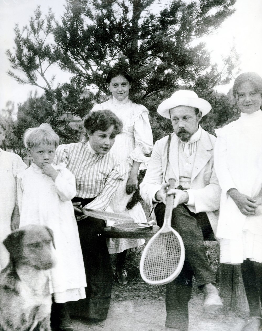 Os residentes de São Petersburgo fazem uma pausa em uma partida de tênis de 1900 de Russian Photographer