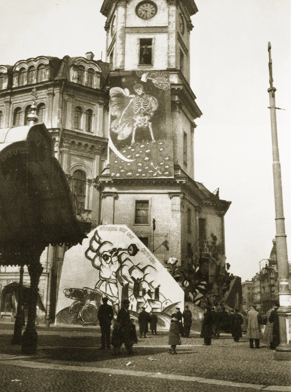 Os bolcheviques cobrem edifícios oficiais com sua arte, São Petersburgo (foto sépia) de Russian Photographer