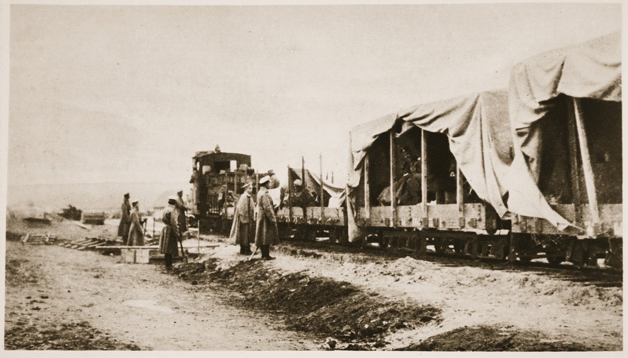 Os Exércitos Russos que viajam instalações para Correspondentes de Guerra: Homens de jornal no trabalho em um dos seus trens especiais, de The Illustrated War News de Russian Photographer
