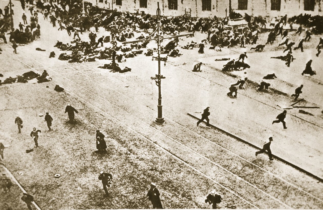 As massas tomam o poder do seu próprio destino, 1917 (foto sépia) de Russian Photographer