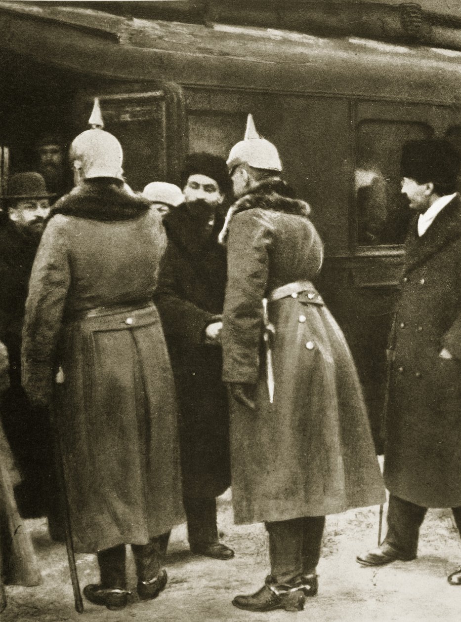Trotsky e delegados russos recebidos por oficiais alemães em Brest-Litovsk, dezembro de 1917 (foto sépia) de Russian Photographer