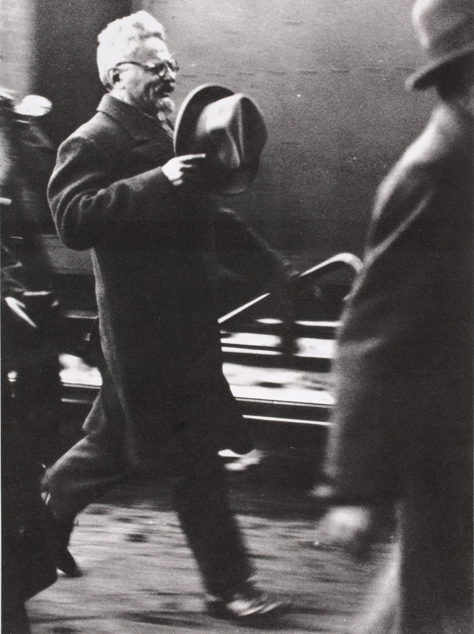 Trotsky chega a Paris (foto sépia) de Russian Photographer