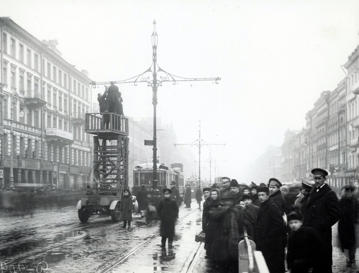 Trabalhadores que executam reparos para linhas de bonde, São Petersburgo, c.1914 de Russian Photographer