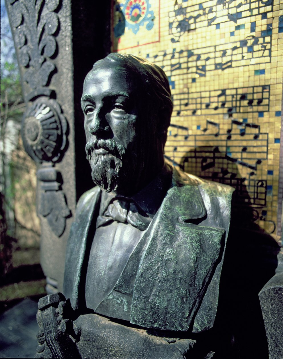 Busto de retrato de Alexander Borodin (1833-1887) de seu túmulo (bronze) de Russian School