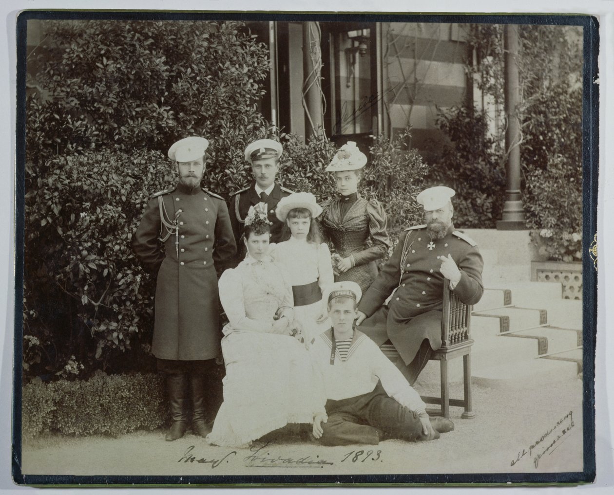 Czar Alexandre III (1845-94) cercado por sua família em Livadia, 1893 de Russian School
